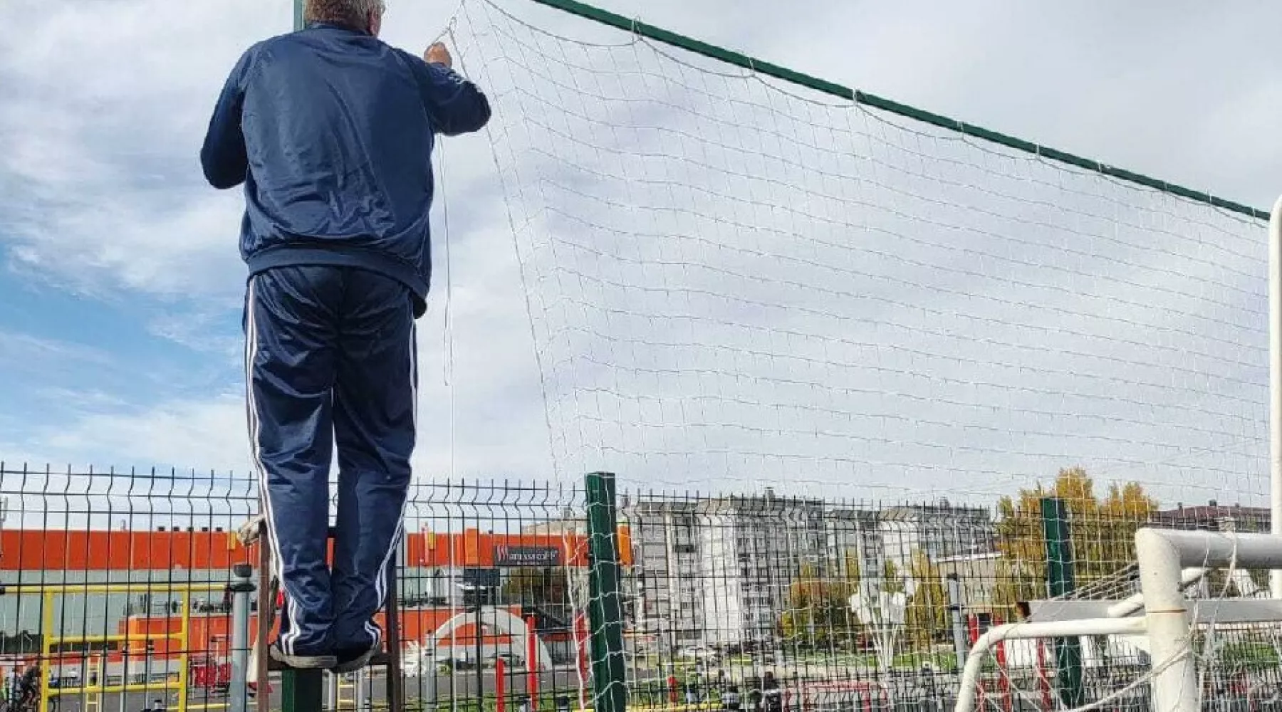 В бийском парке Прибрежный отремонтировали спортивное оборудование