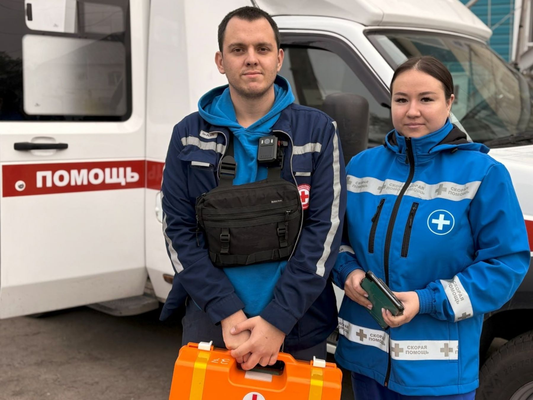 Фельдшеры скорой помощи Михаил Егоров и Яна Чинчикова