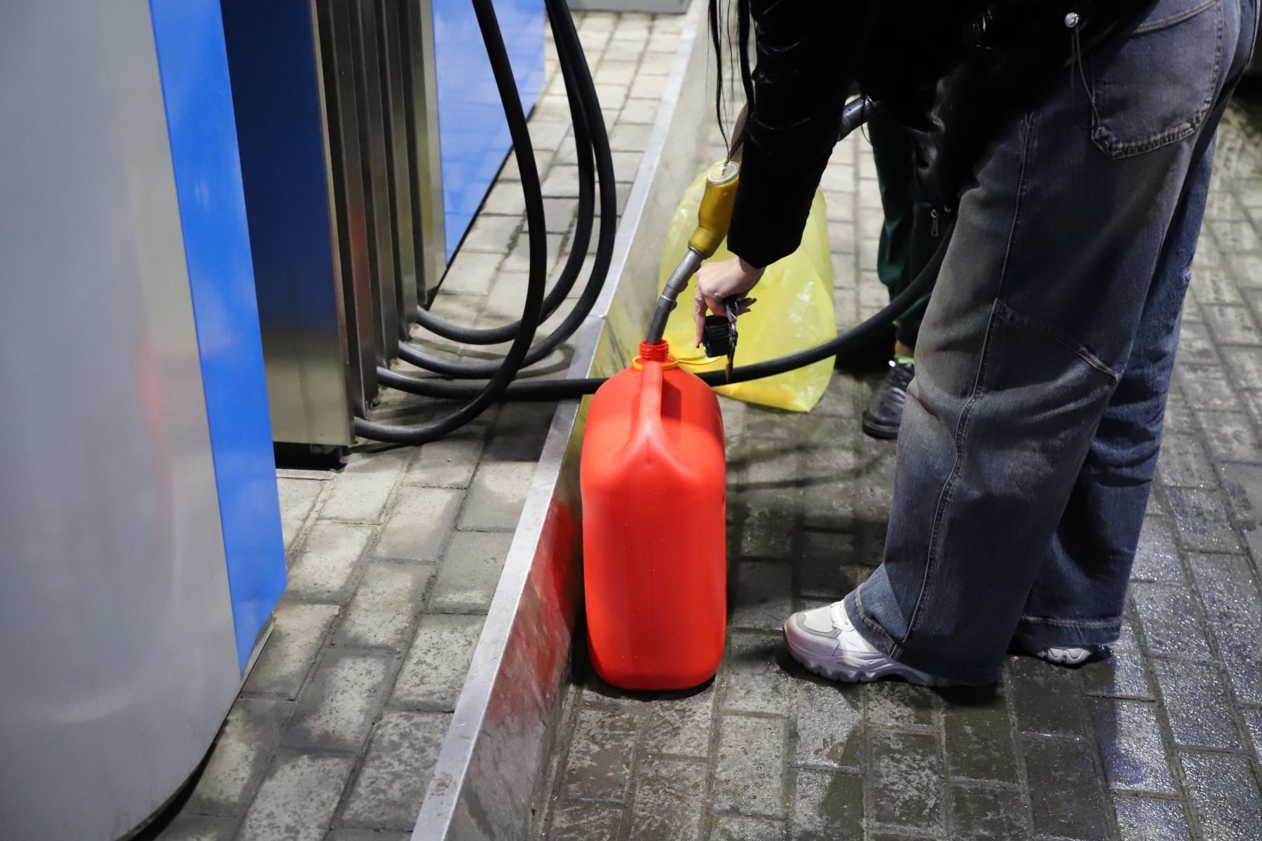 Бензин. Канистра. 