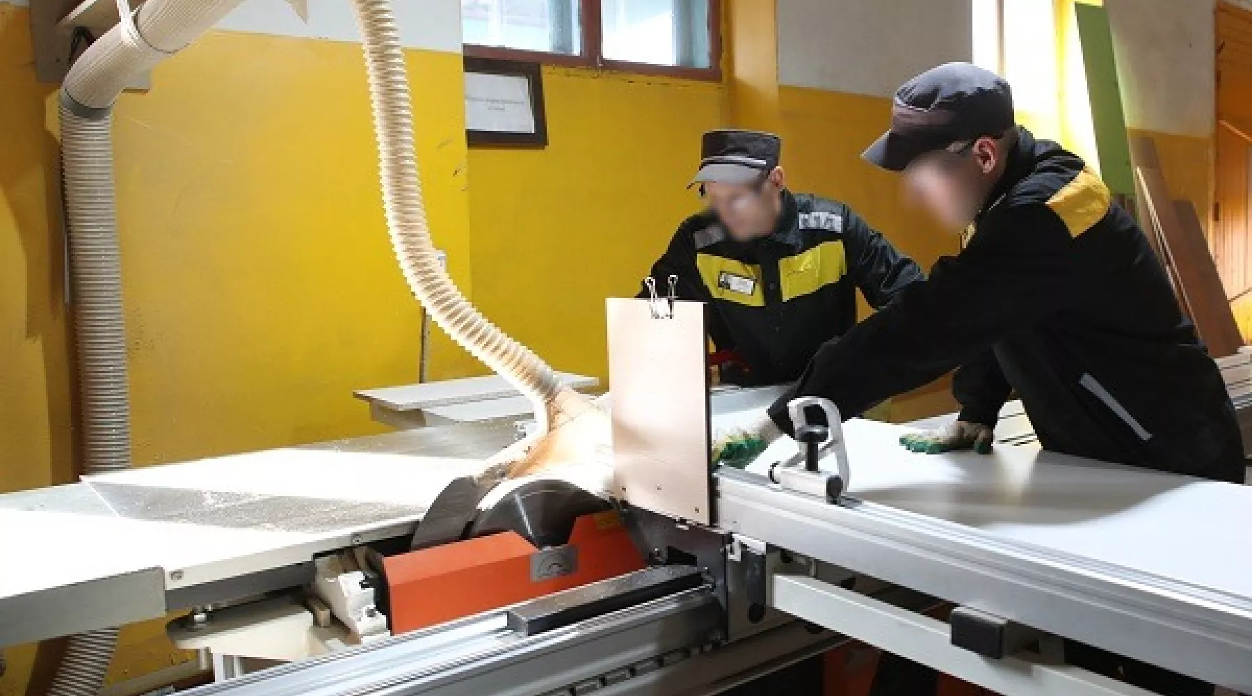 Алтайские заключенные изготовили мебель для военной части