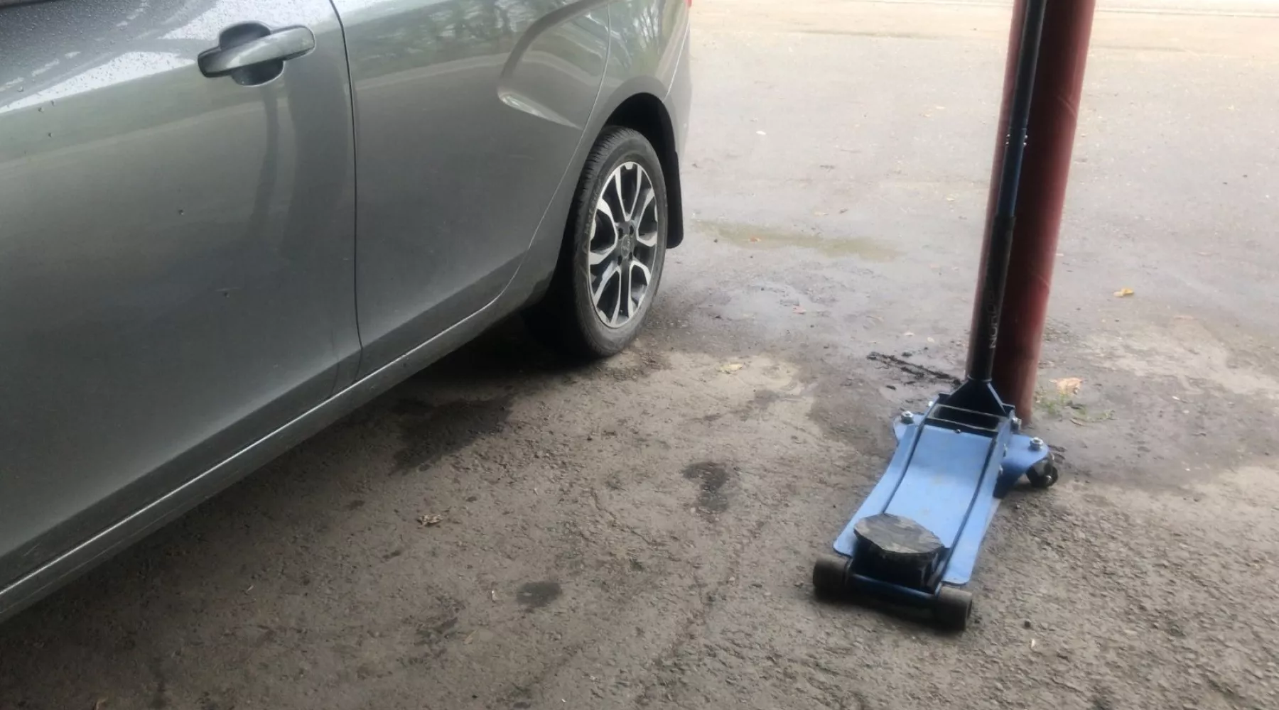 Замена резины по сезону.