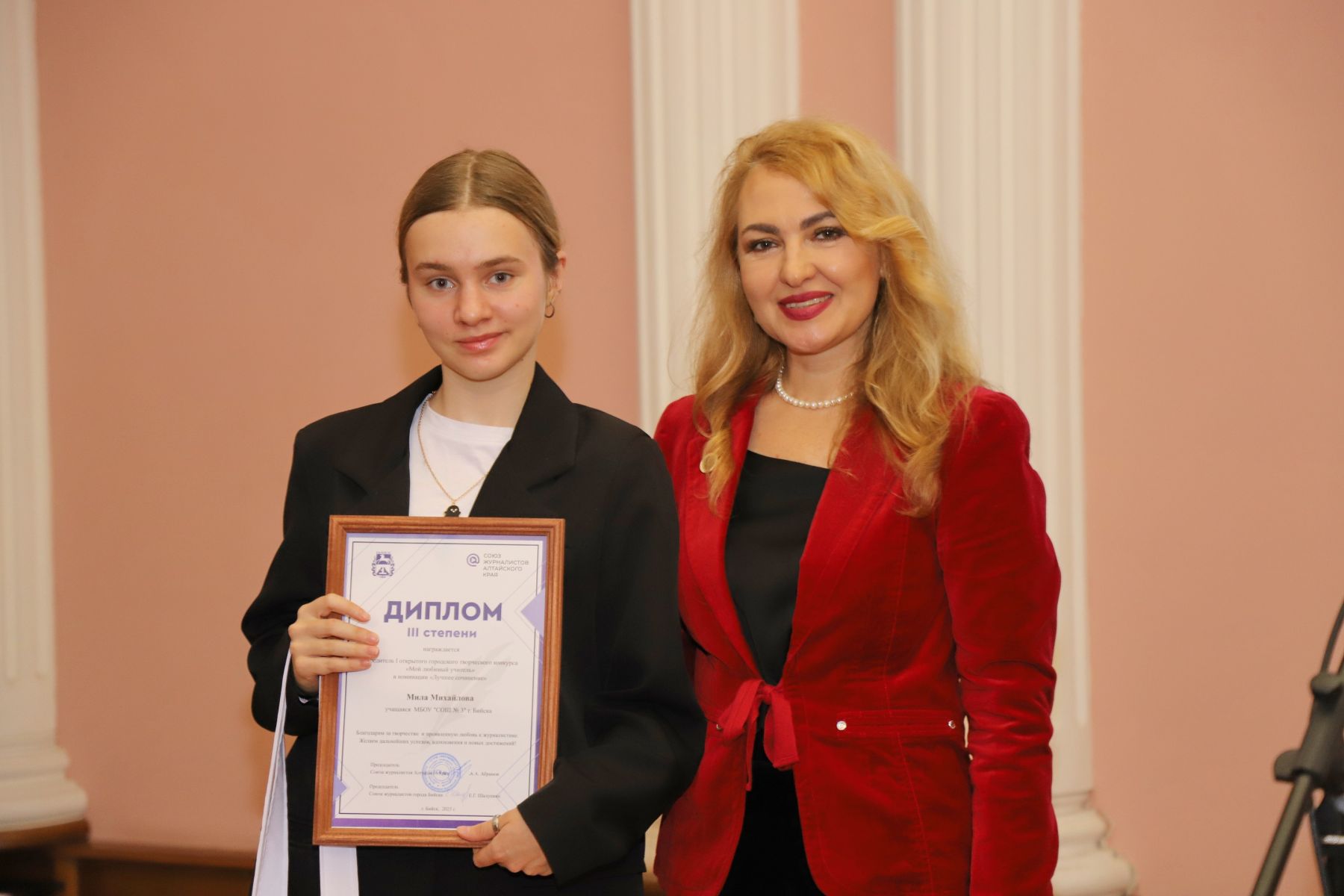 Мила Михайлова и Евгения Шалупина, председатель бийского отделения Союза журналистов