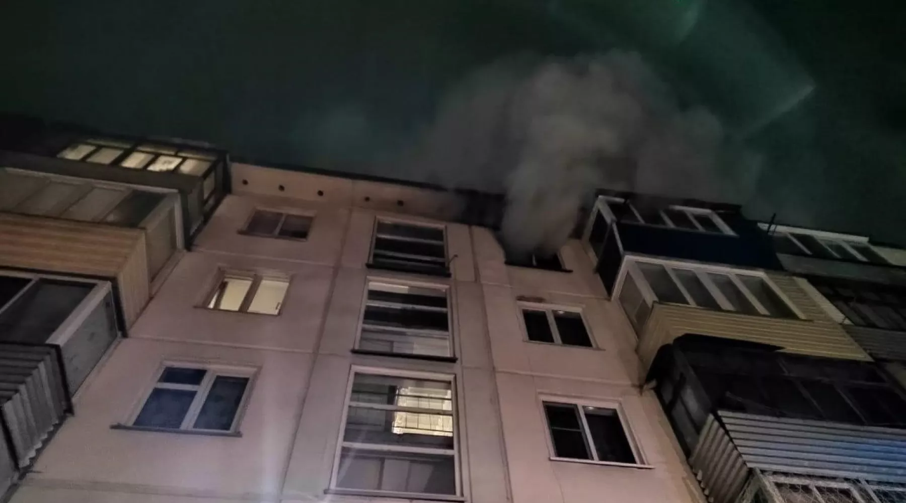 В Бийске при пожаре на ул. Мухачева пострадал мужчина