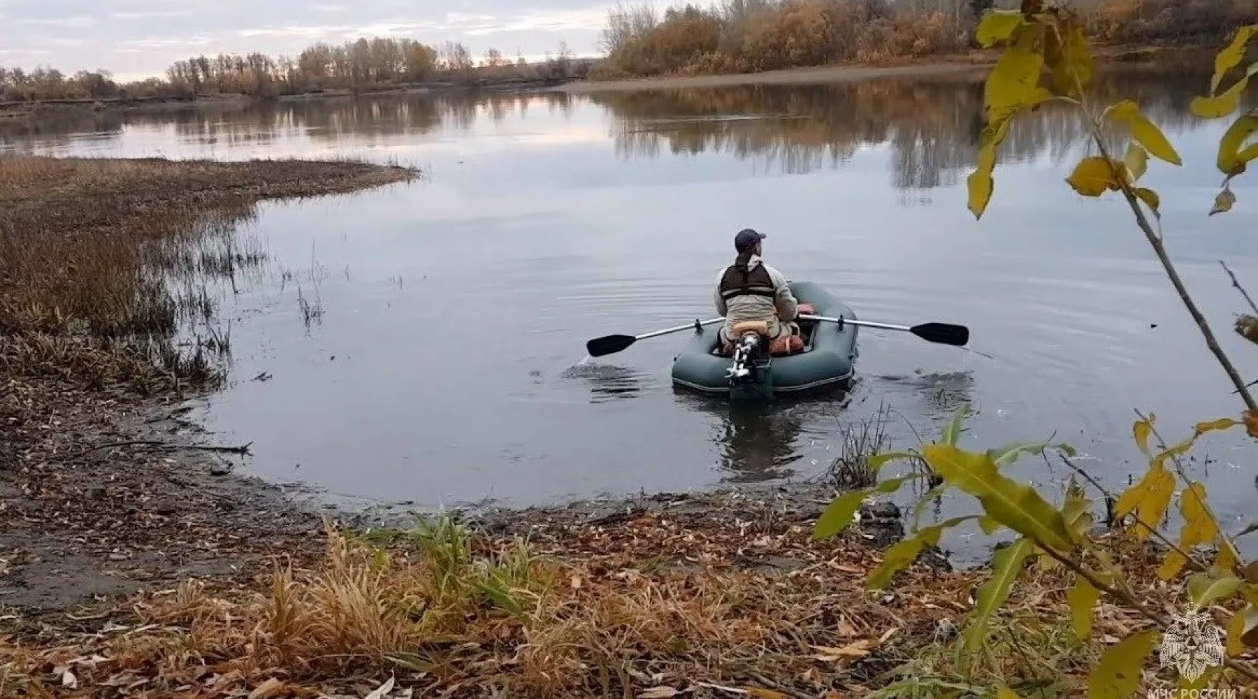 Рыбак. Рыбалка. Лодка. Осенняя рыбалка
