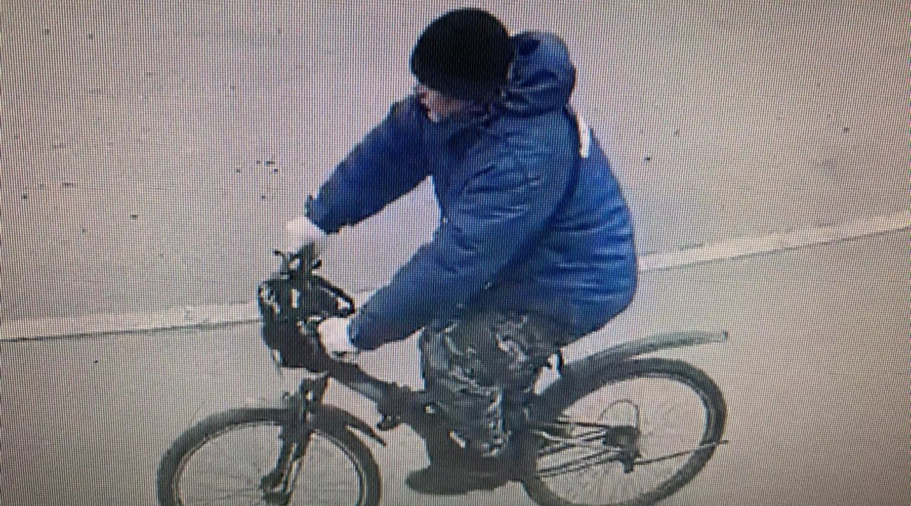 В Бийске разыскивают велосипедиста, который сбил пешехода на тротуаре