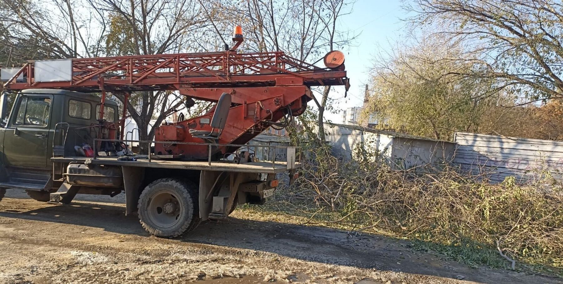 Коммунальные службы готовят парки и скверы Бийска к зиме