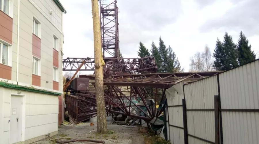 Строительный кран рухнул на здание детсада в Барнауле 