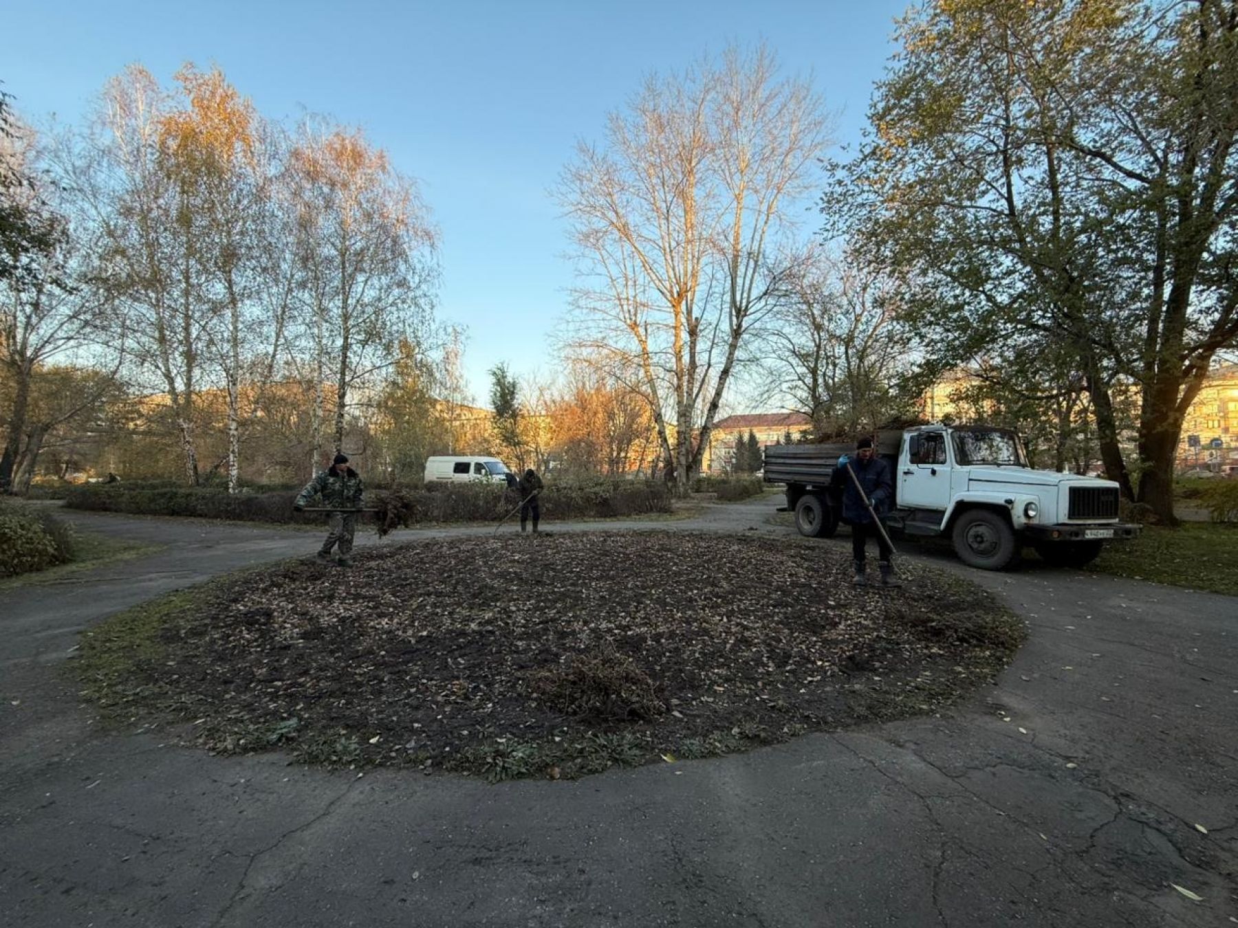 Коммунальные службы готовят парки и скверы Бийска к зиме