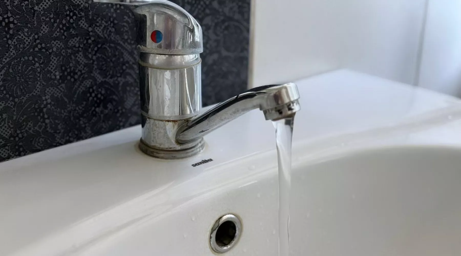 Горячая вода. Вода. Кран