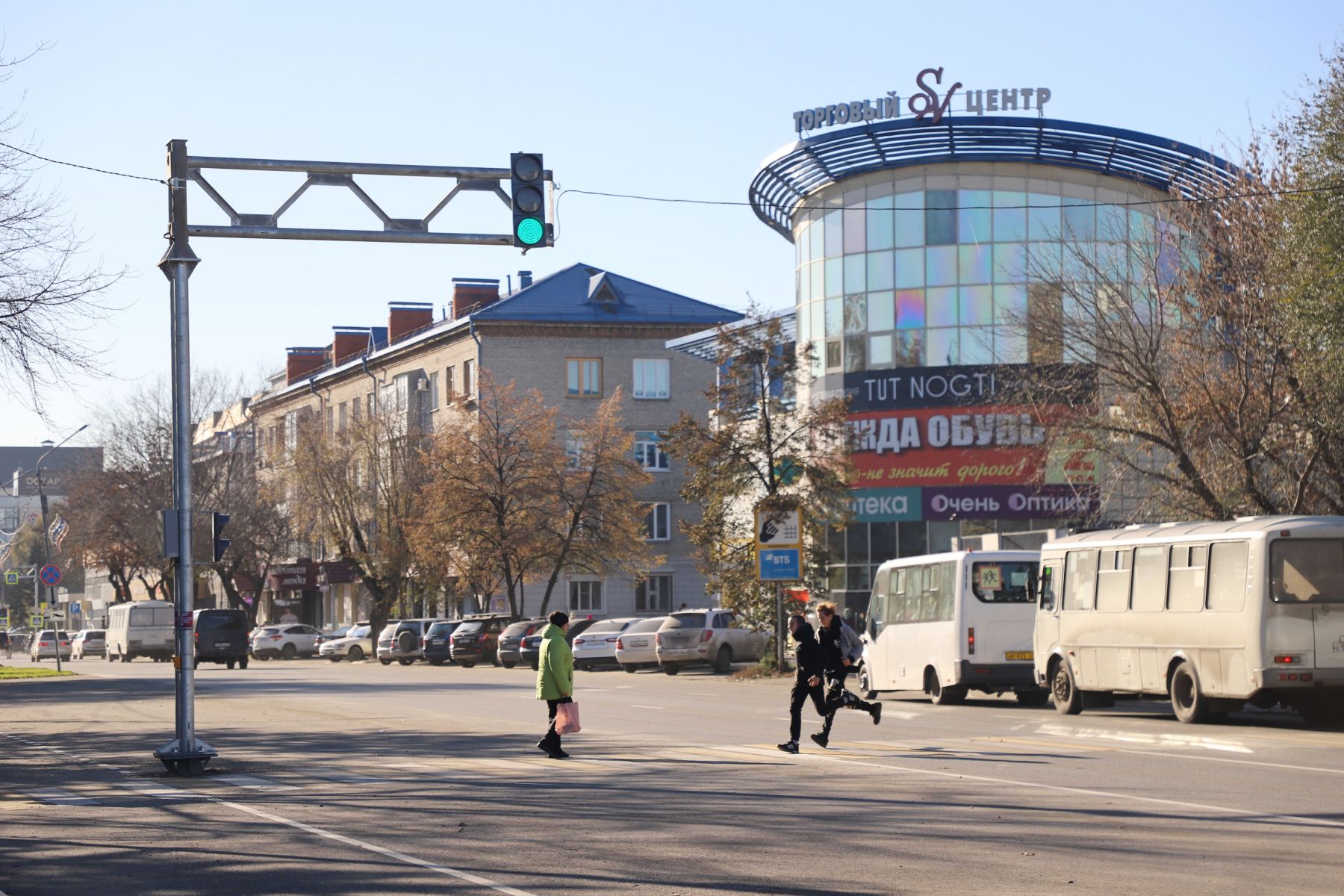 Бийчане до сих пор не обращают внимания на светофор при переходе дороги.