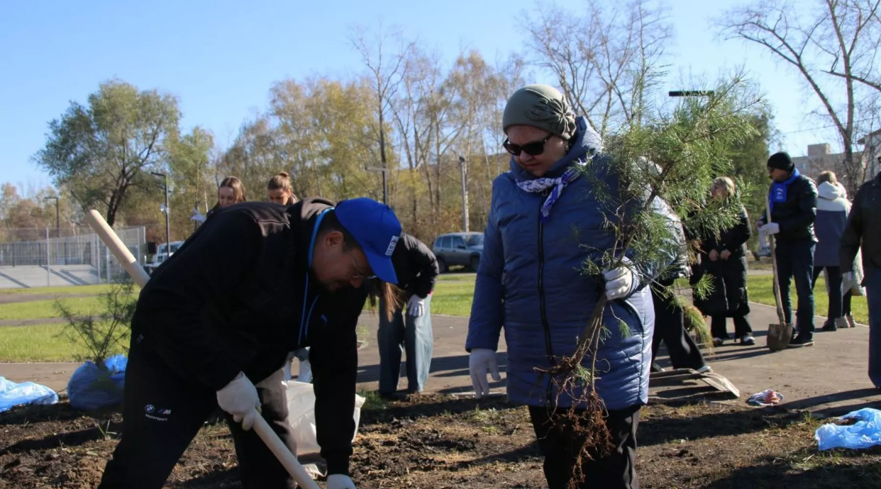 Бийчане помогли высадить деревья возле нового скейт-парка