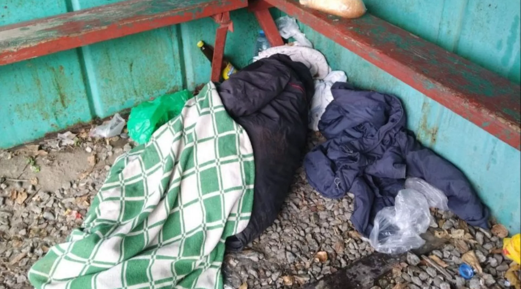 Бийчанка пожаловалась на бездомного, который поселился на трамвайной остановке