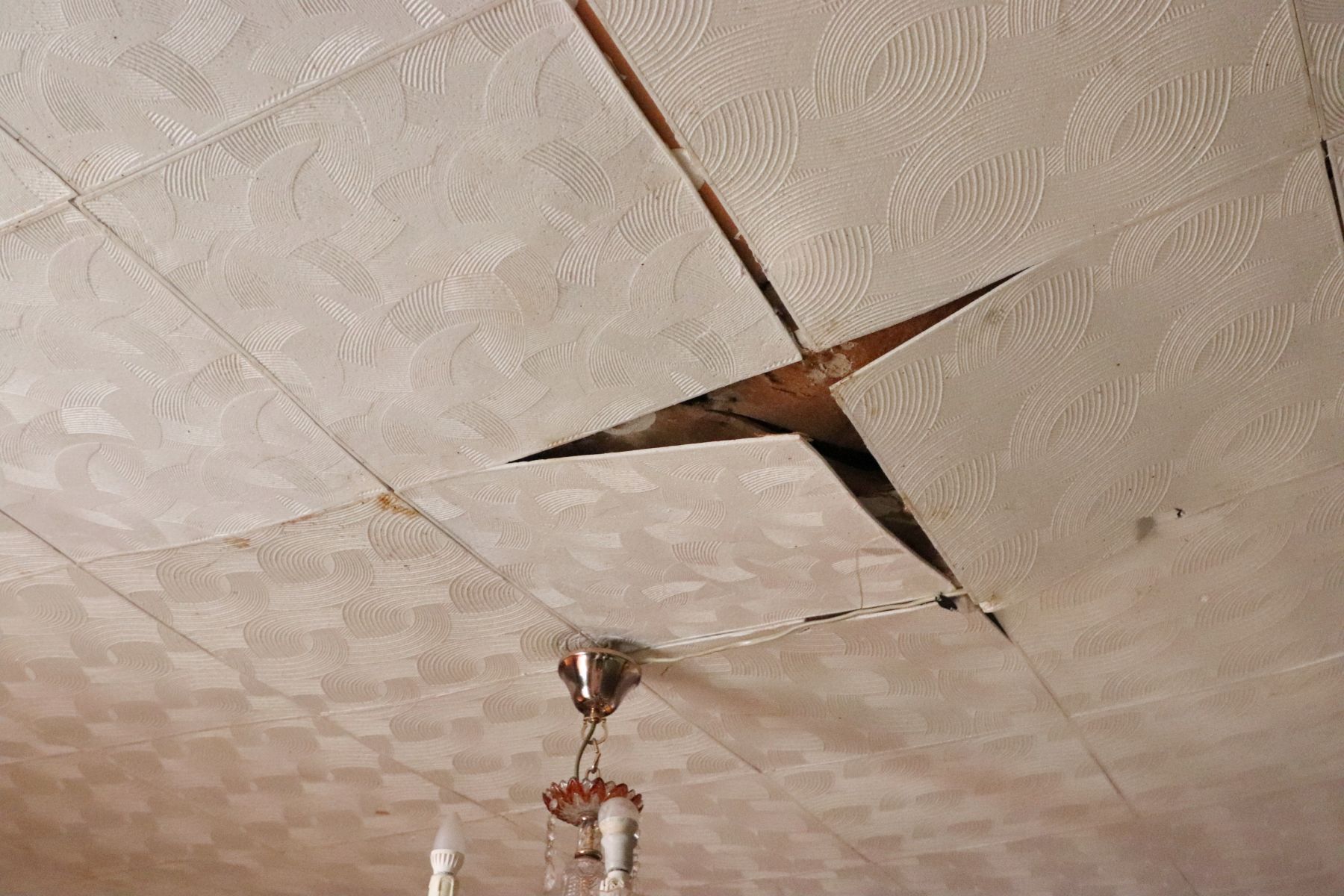 Во время дождей с потолка бежит вода