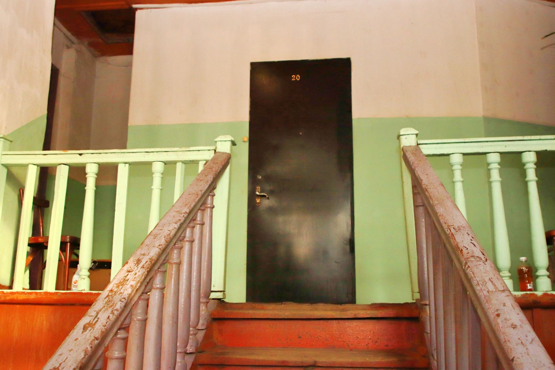 На второй этаж ведет деревянная лестница