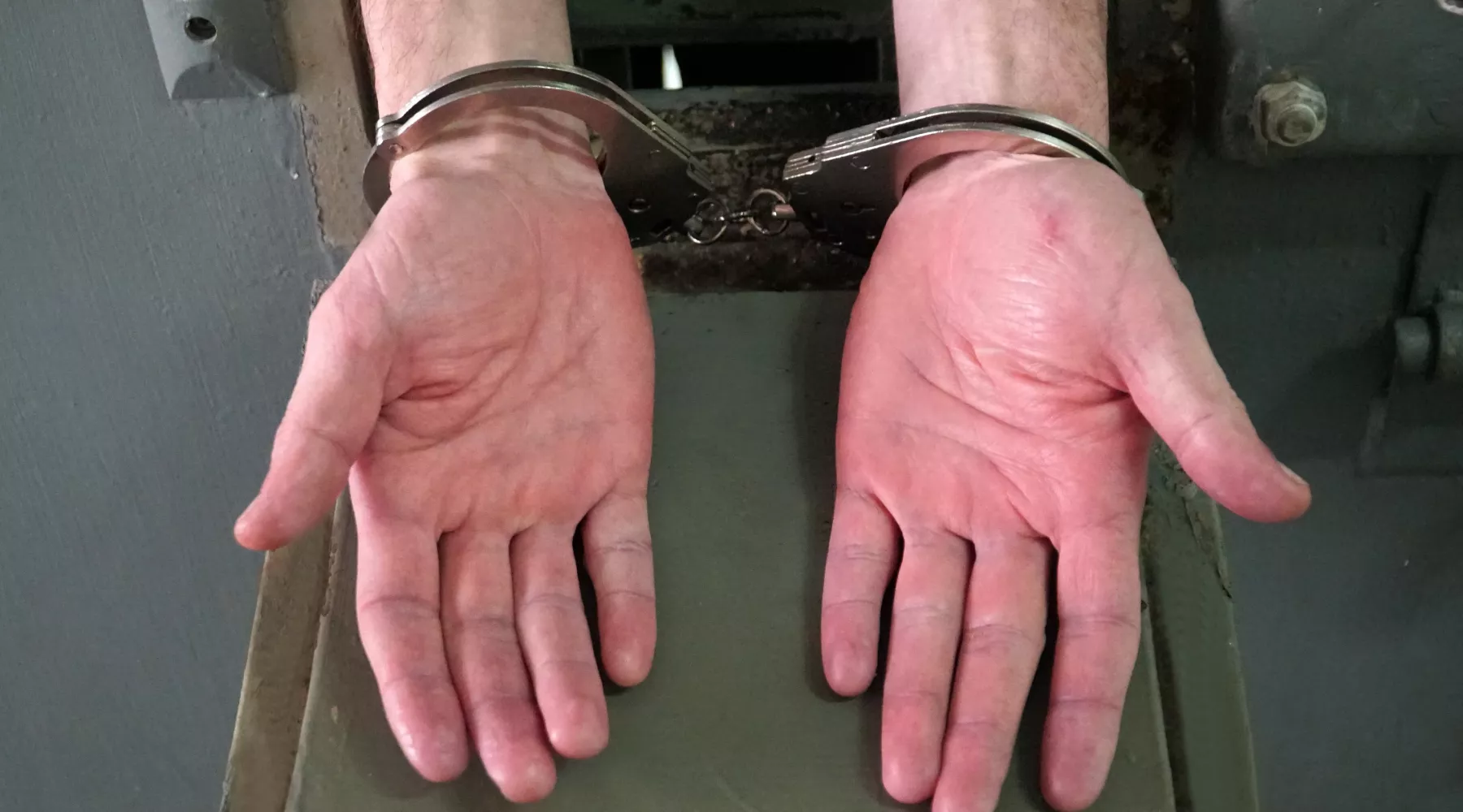 Задержание. Арест. Осужденный. Наручники