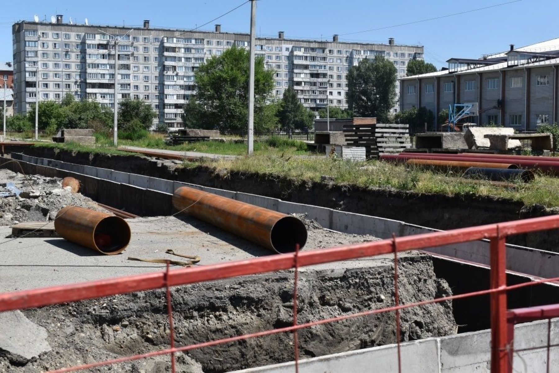  Капитальный ремонт теплотрассы по улице Мухачева.