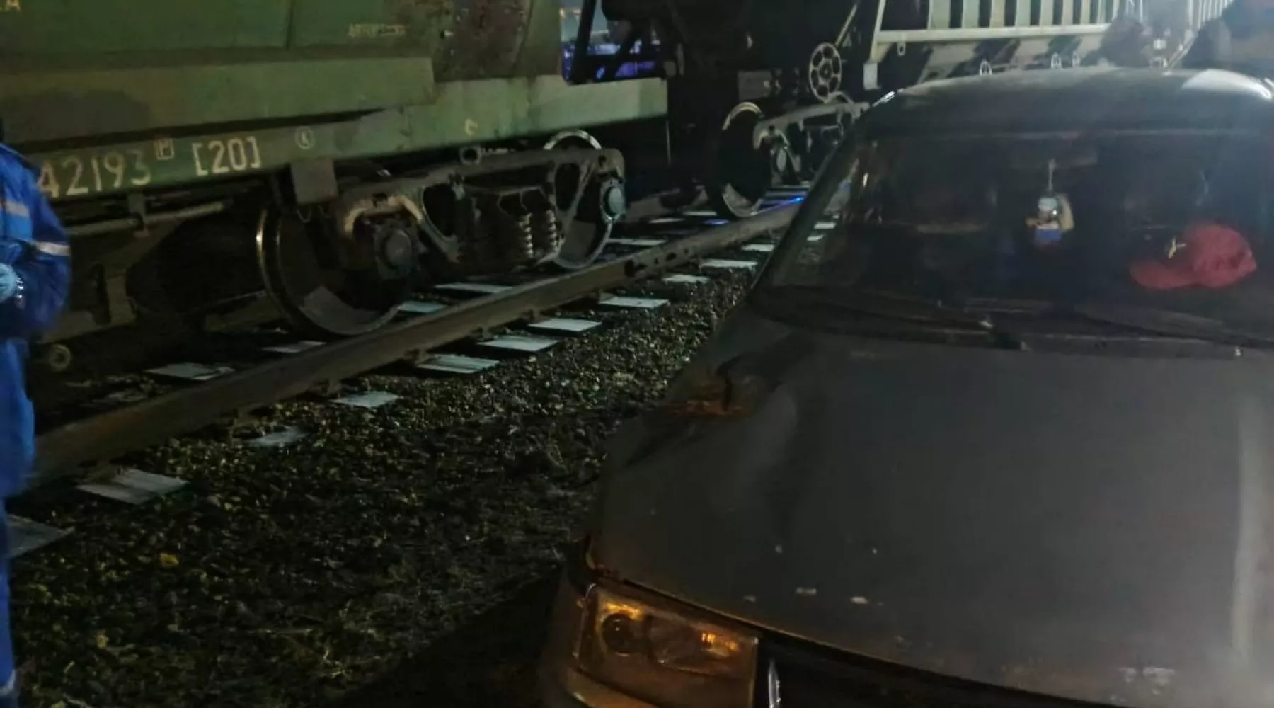 В Бийске при столкновении легкового авто с поездом пострадал молодой человек