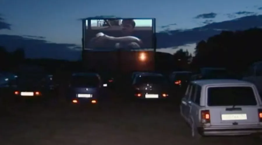Автомобильный кинотеатр открыли в Барнауле 