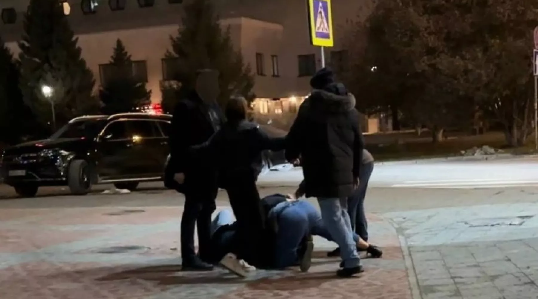 «Они его убивали»: двое мужчин избили новосибирца возле ресторана