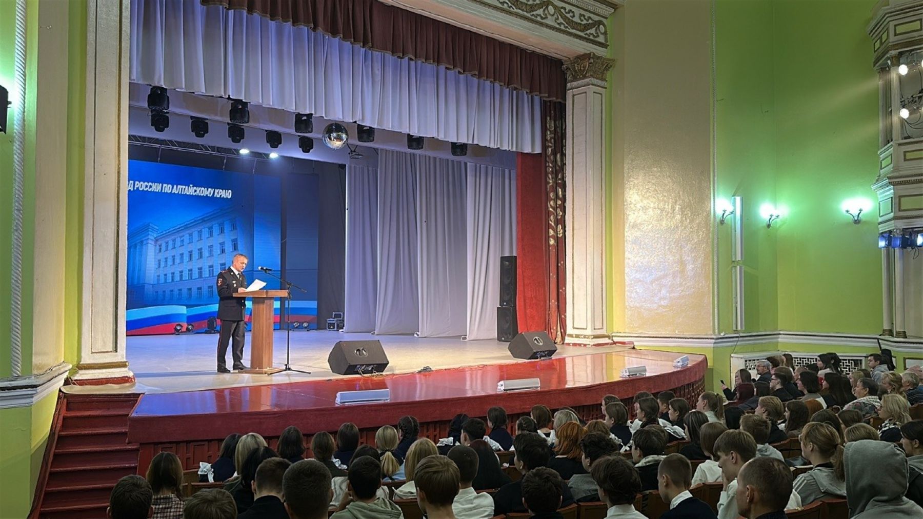 В Бийске прошел профориентационный концерт «Служить России - служить закону!»