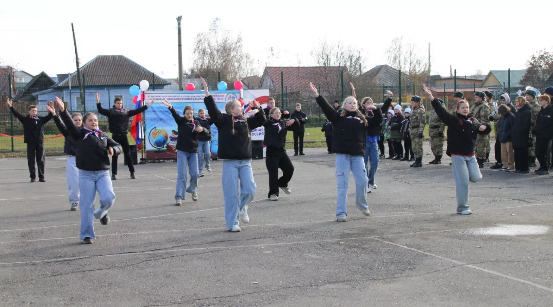 В Бийске открыли новую спортивную площадку в школе №19