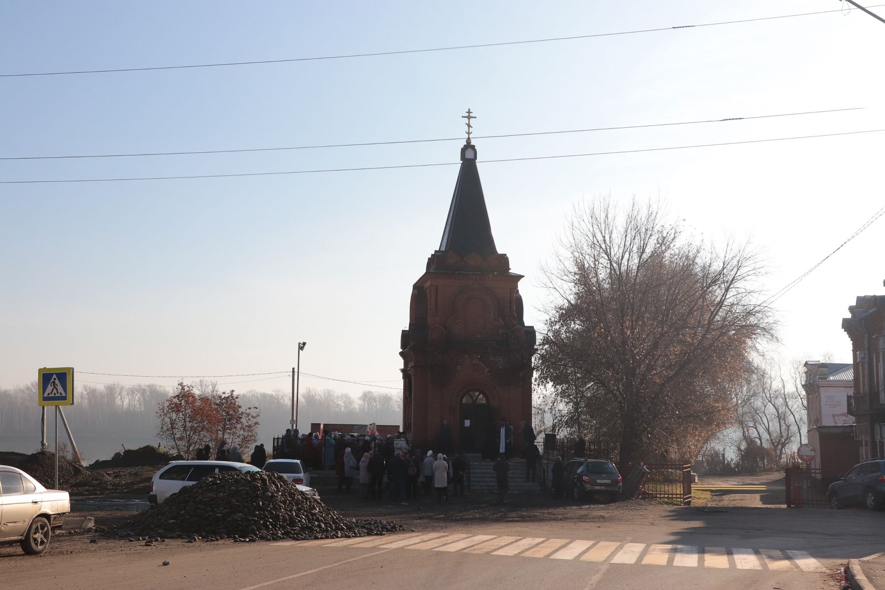 Бийчане приходят к часовне, чтобы почтить память родственников