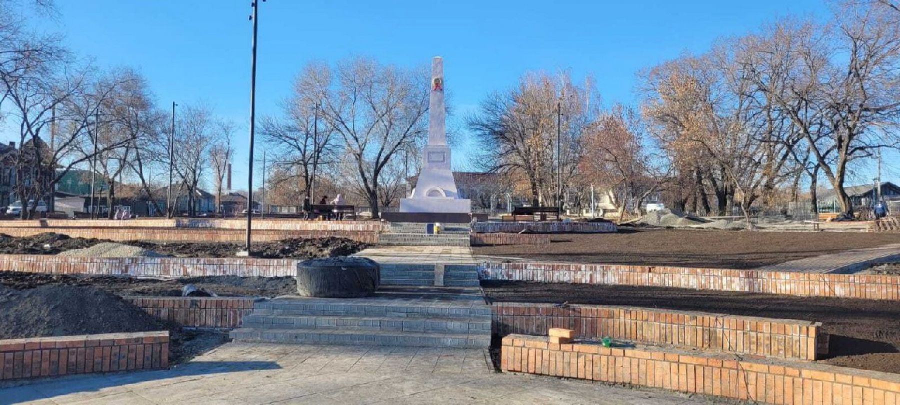 Работы в сквере Кузьмы Фомченко в Бийске