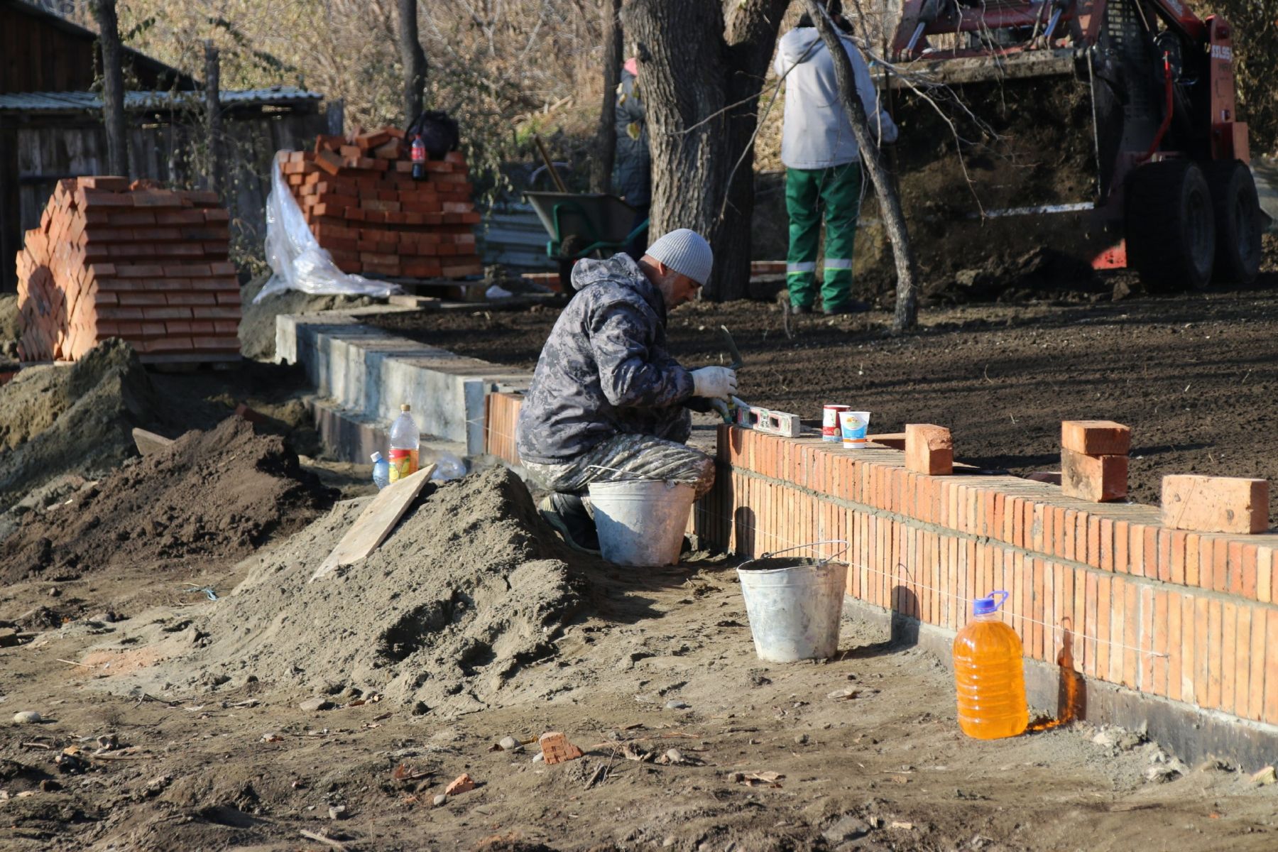 Работы в сквере Кузьмы Фомченко в Бийске