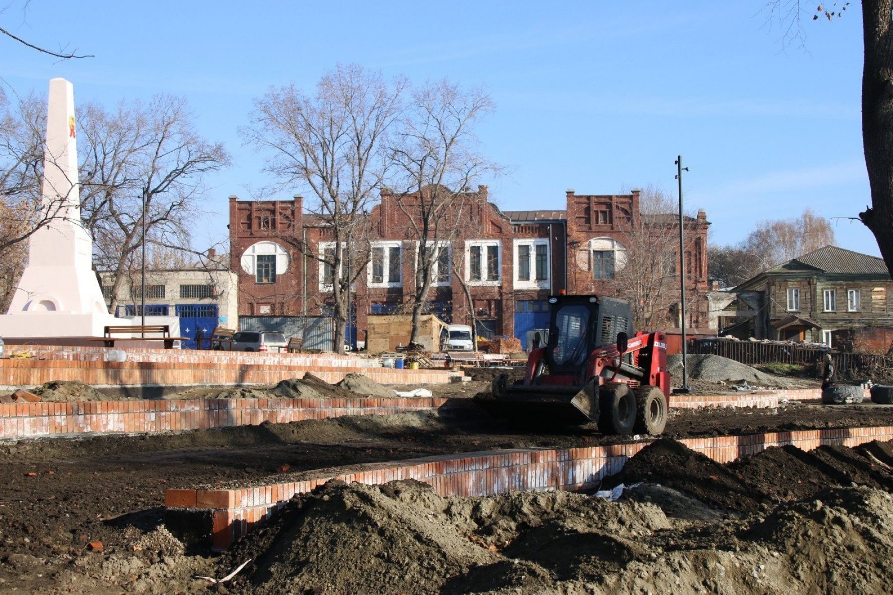 Работы в сквере Кузьмы Фомченко в Бийске