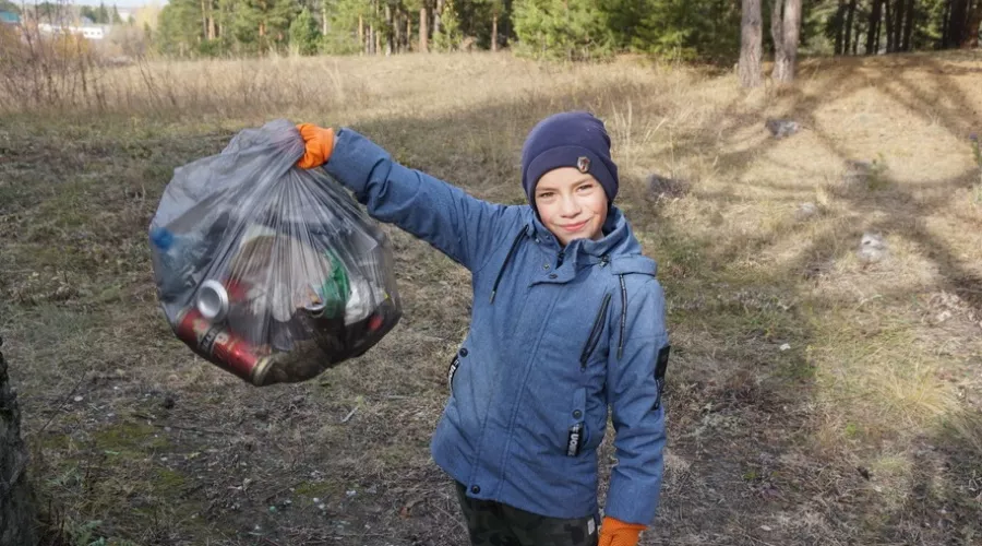 Фоторепортаж: Бийские школьники убрали мусор в лесопарковой зоне