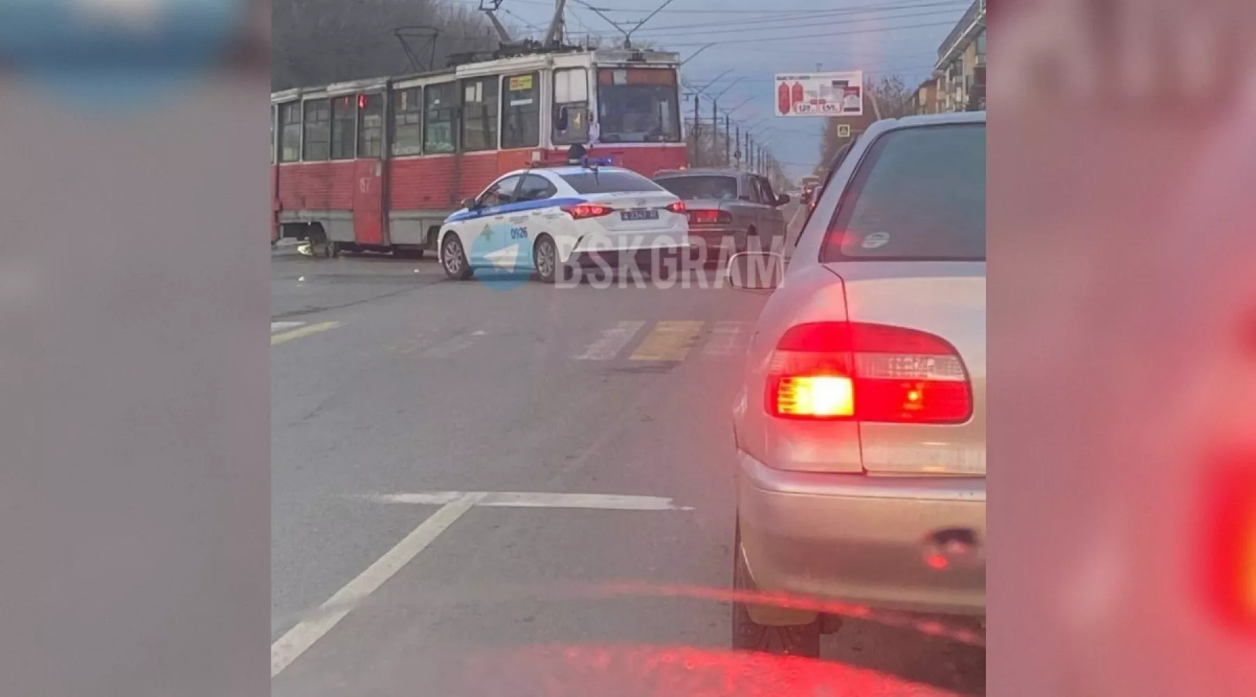 В Бийске автомобиль столкнулся с трамваем