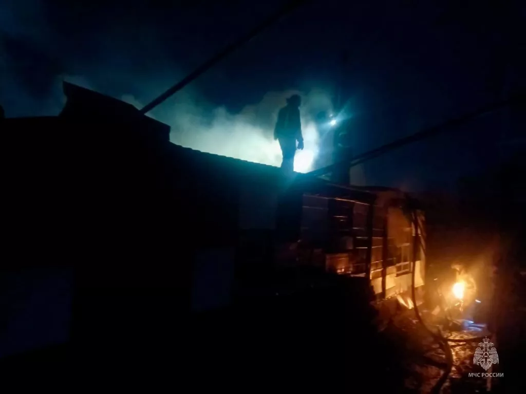 В Алтайском крае произошел крупный пожар в частном доме - Информационный портал "Бийский рабочий", 03.11.2025