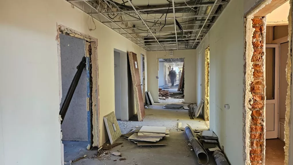 В ЦГБ Бийска проводят ремонт отделения реабилитации - Информационный портал "Бийский рабочий", 07.11.2025