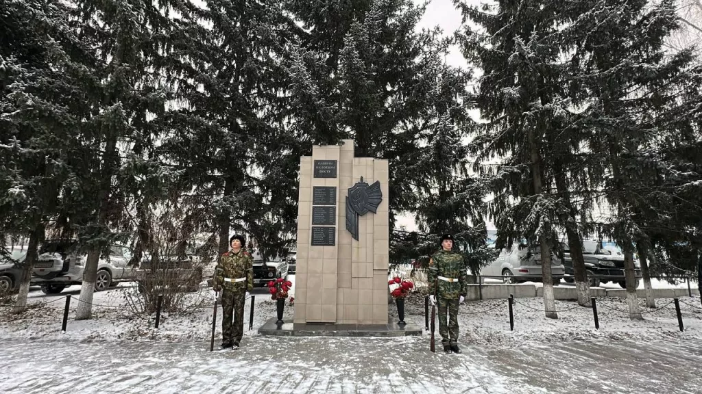 В Бийске почтили память полицейских, погибших при исполнении службы - Информационный портал "Бийский рабочий", 08.11.2025