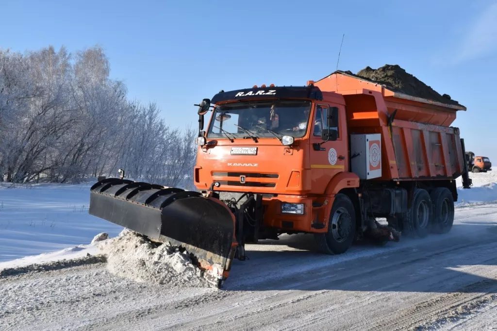 На алтайских трассах работают более 200 единиц снегоуборочной техники - Информационный портал "Бийский рабочий", 10.11.2025
