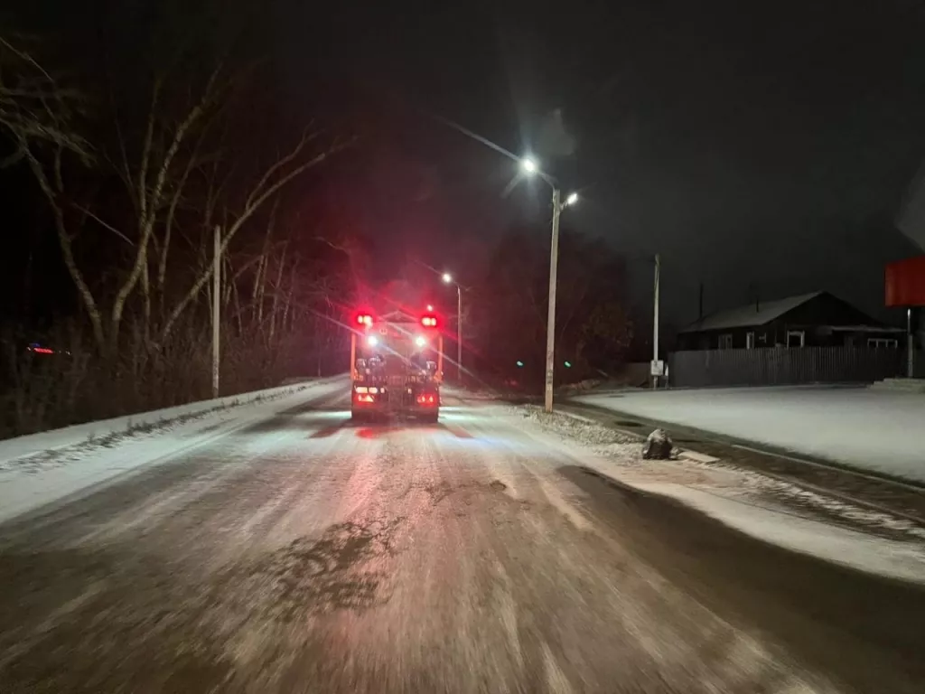 Коммунальщики обрабатывают дороги Бийска противогололедными реагентами Коммунальщики обрабатывают дороги Бийска противогололедными реагентами - Информационный портал "Бийский рабочий", 12.11.2025