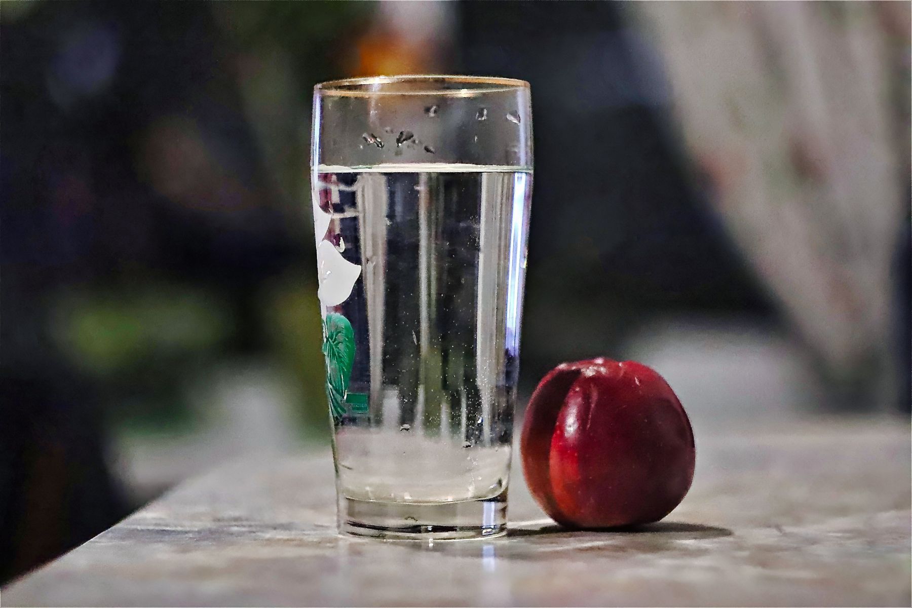 Судя по результатам опросов, большинство горожан покупают воду для питья.