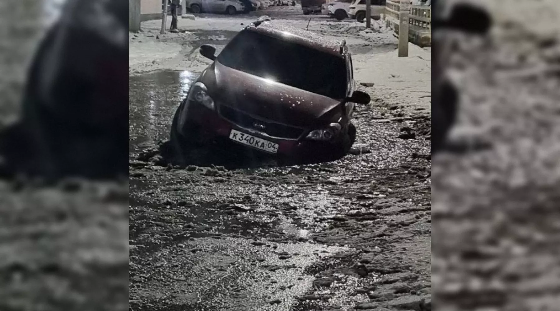 В Бийске водитель застрял в глубокой луже