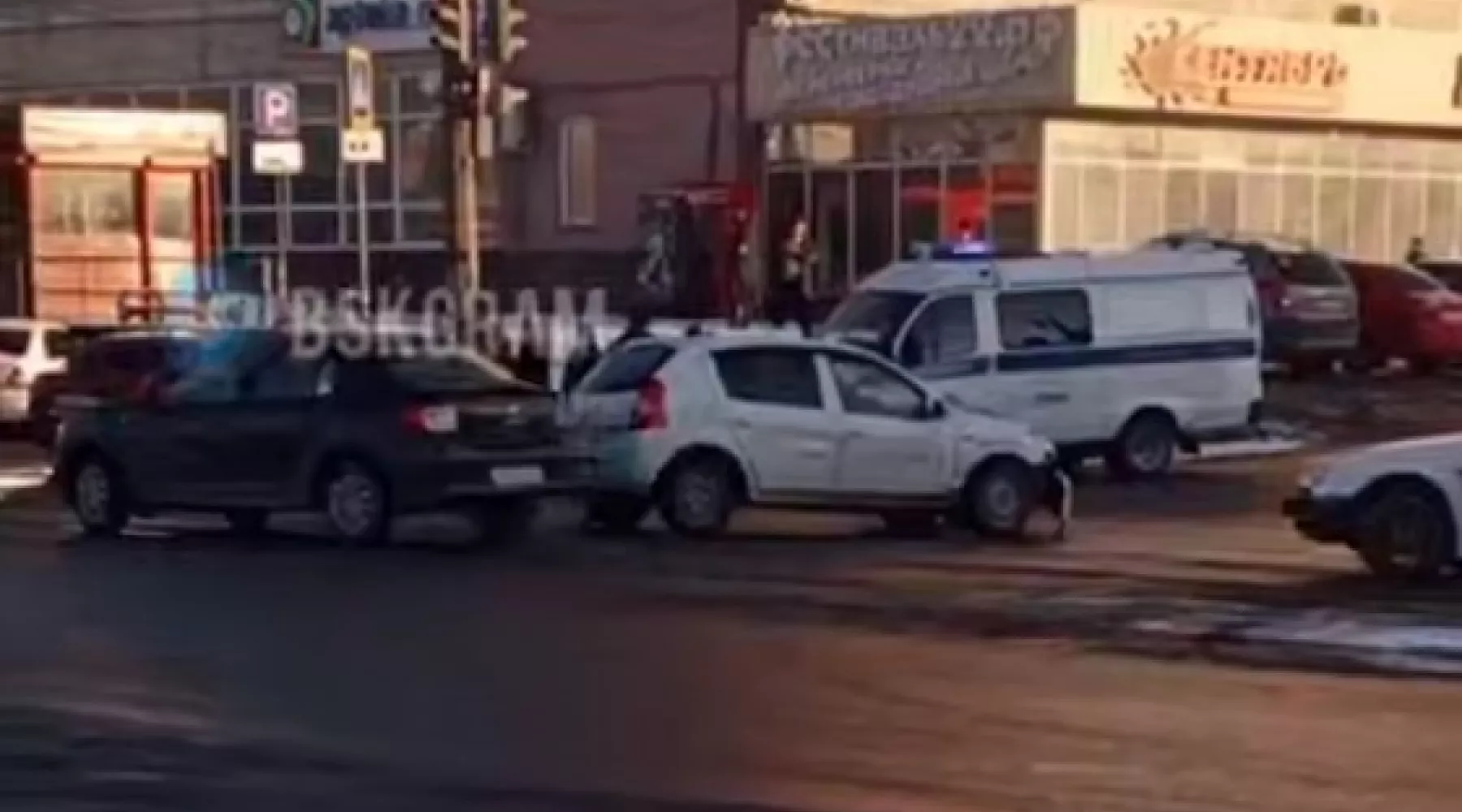 Два человека пострадали в ДТП на перекрестке у ТК «Модный» в Бийске