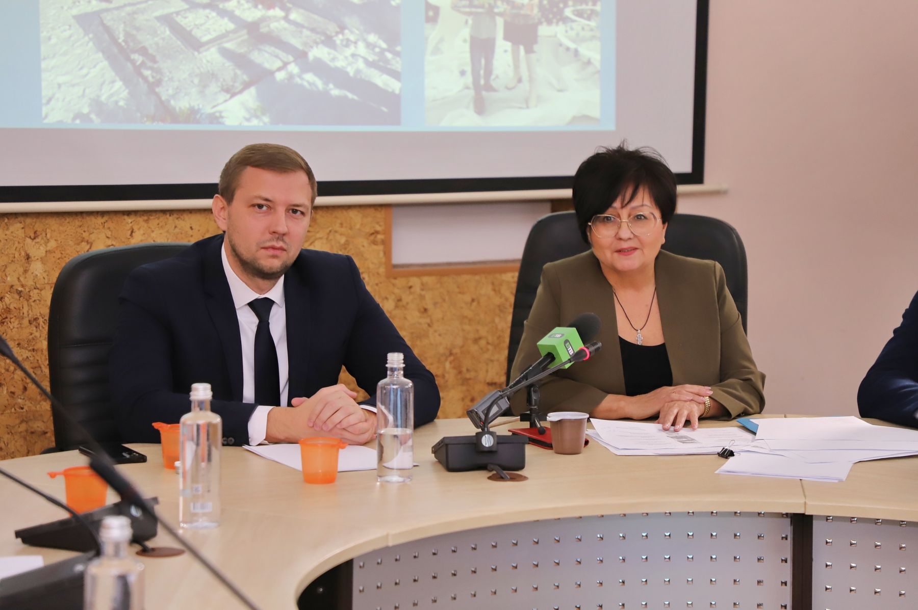 Виктор Щигрев, мэр города и Надежда Маркова, руководитель волонтерского движения "Вместе за СВОих"