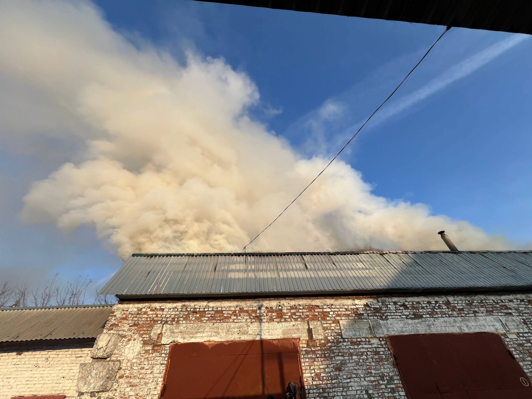 Пожар в гаражном боксе на ул. Трофимова в Бийске