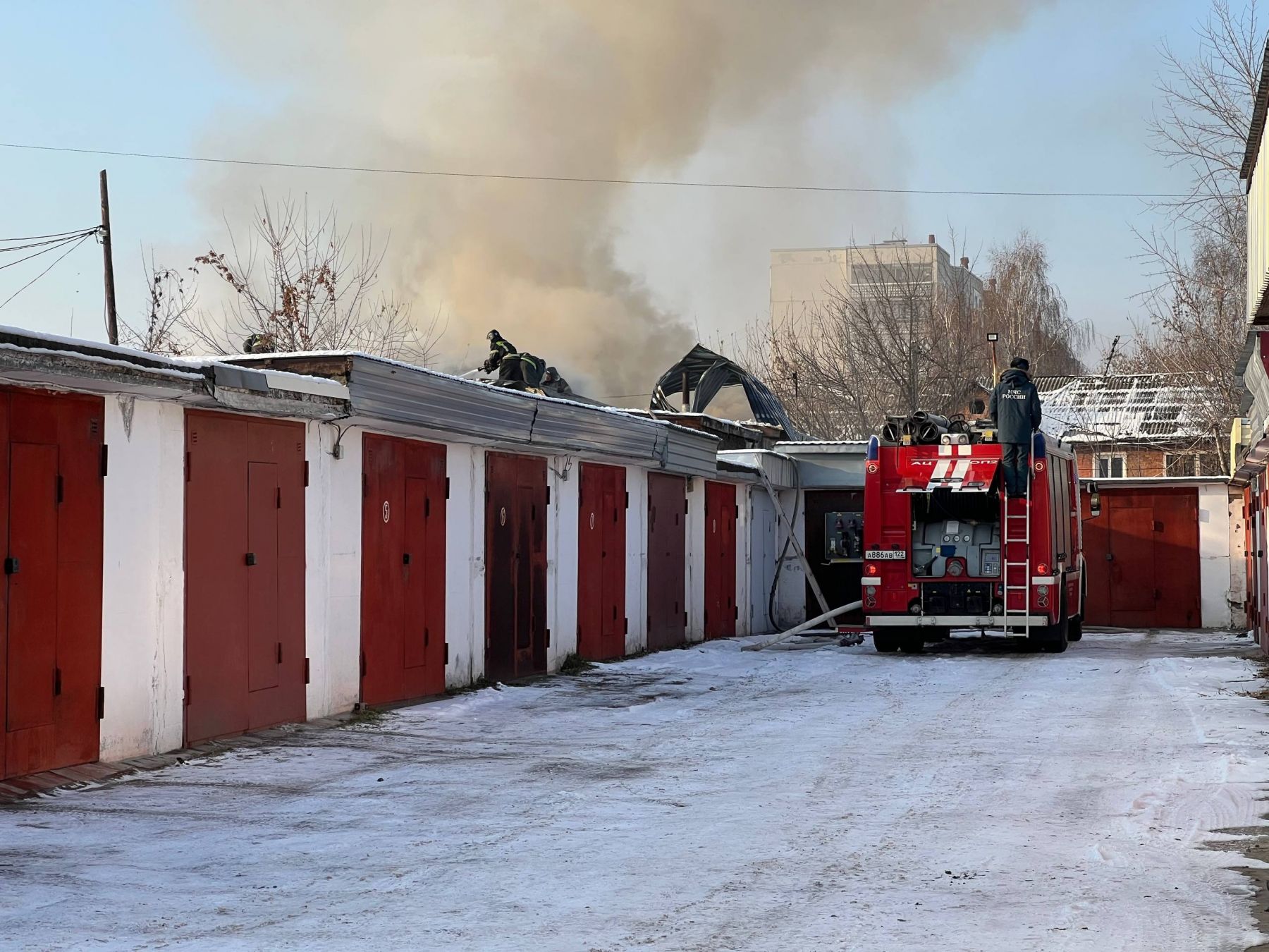 Пожар в гаражном боксе на ул. Трофимова в Бийске