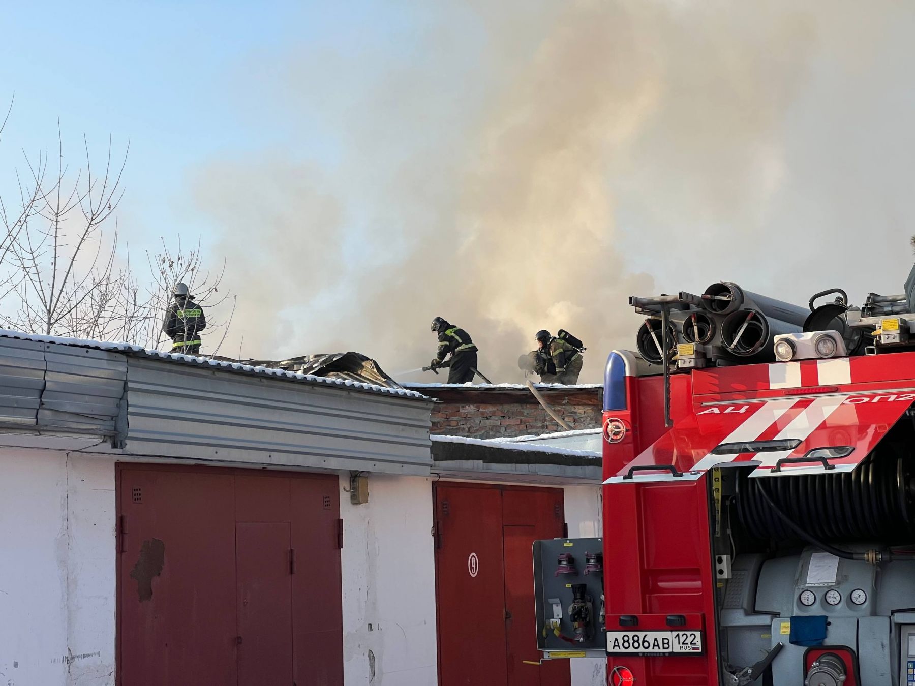 Пожар в гаражном боксе на ул. Трофимова в Бийске