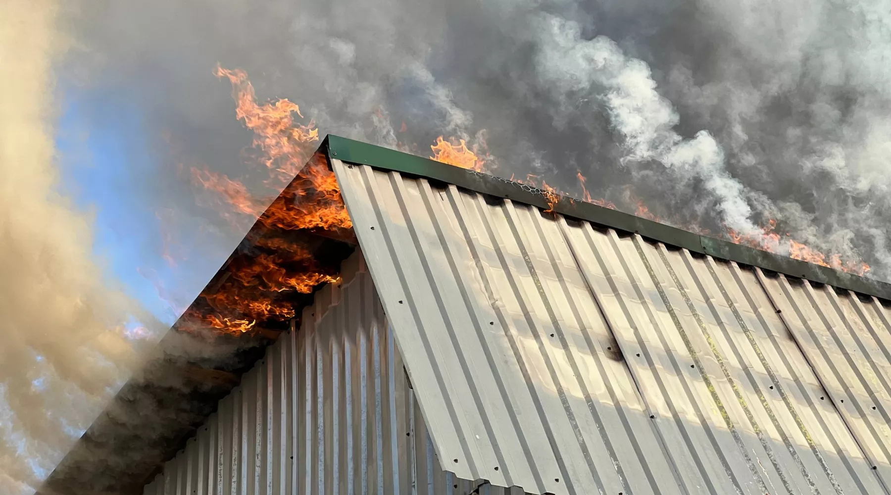 Пожар в гаражном боксе на ул. Трофимова в Бийске