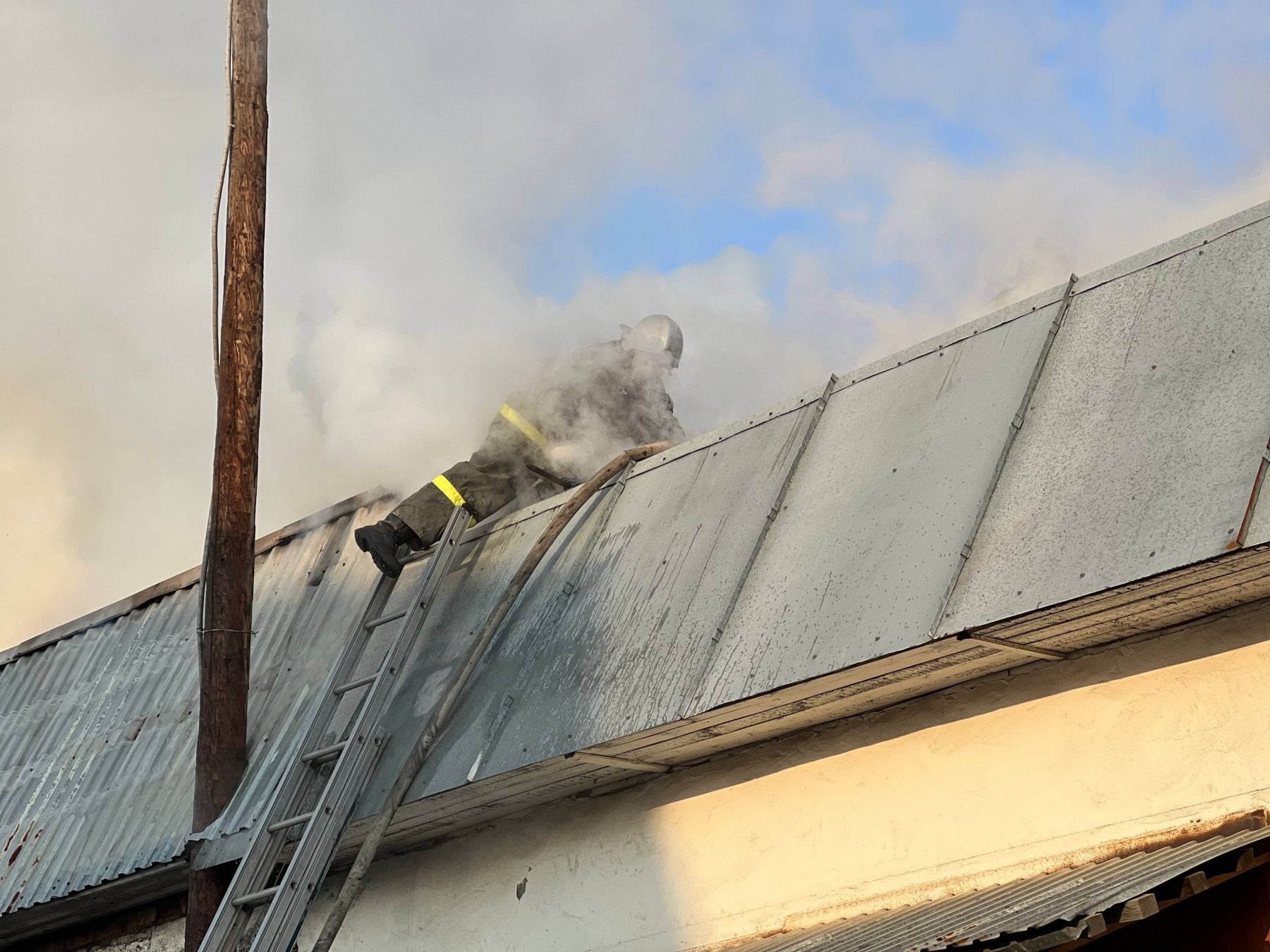 Пожар в гаражном боксе на ул. Трофимова в Бийске