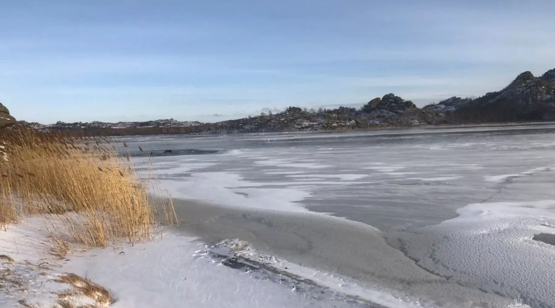 Два жителя Алтайского края провалились в полынью на мотобуксировщике
