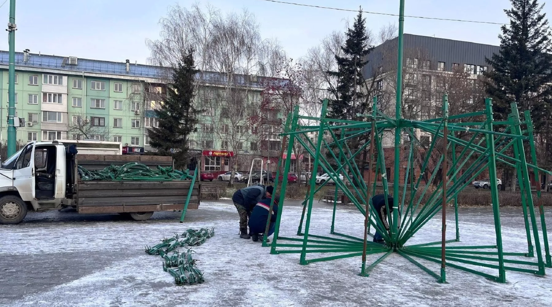 В Бийске начали собирать главную городскую елку