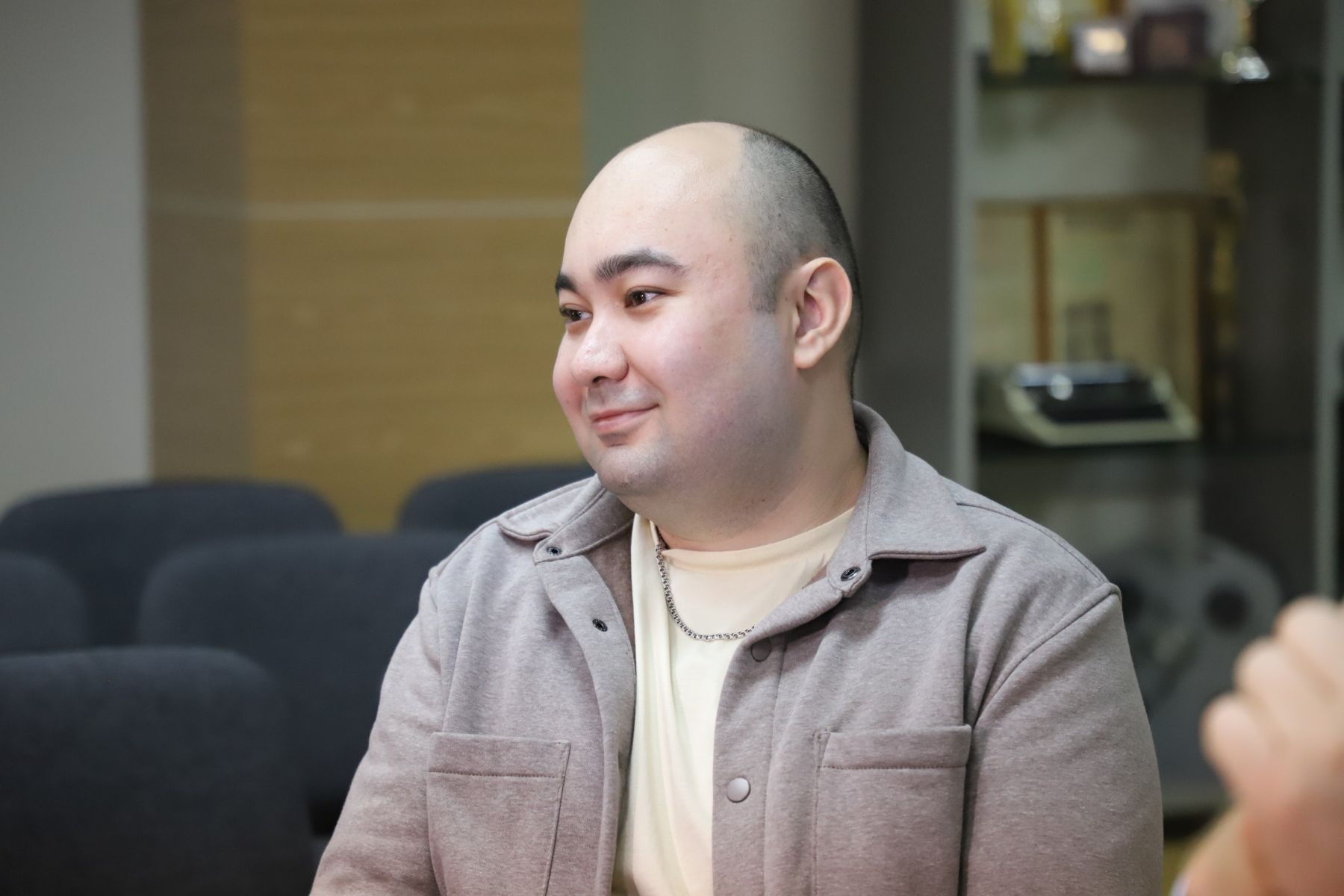 Владимир Галустян - звукорежиссер драмтеатра и руководитель студии звукозаписи. 