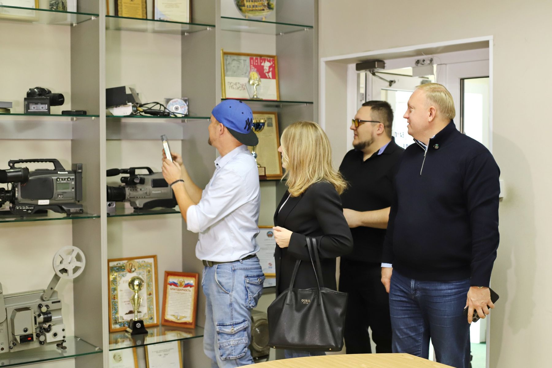 Экспозиция БМГ заинтересовала создателей фильма.