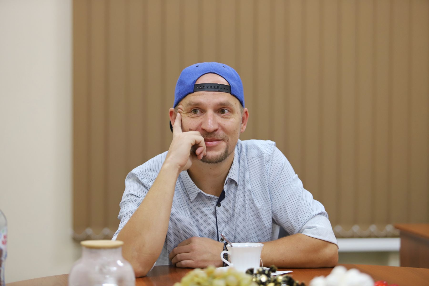 - Мне приходит на телефон сообщение: «Ты не хочешь поучаствовать в проекте? Мы снимаем кино», - вспоминает Юрий Головин. – Ну, думаю, такой шанс упускать нельзя. Конечно, да!